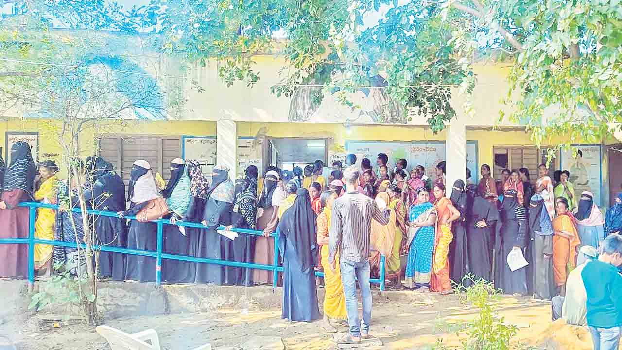 బారులు తీరిన ఓటర్లు