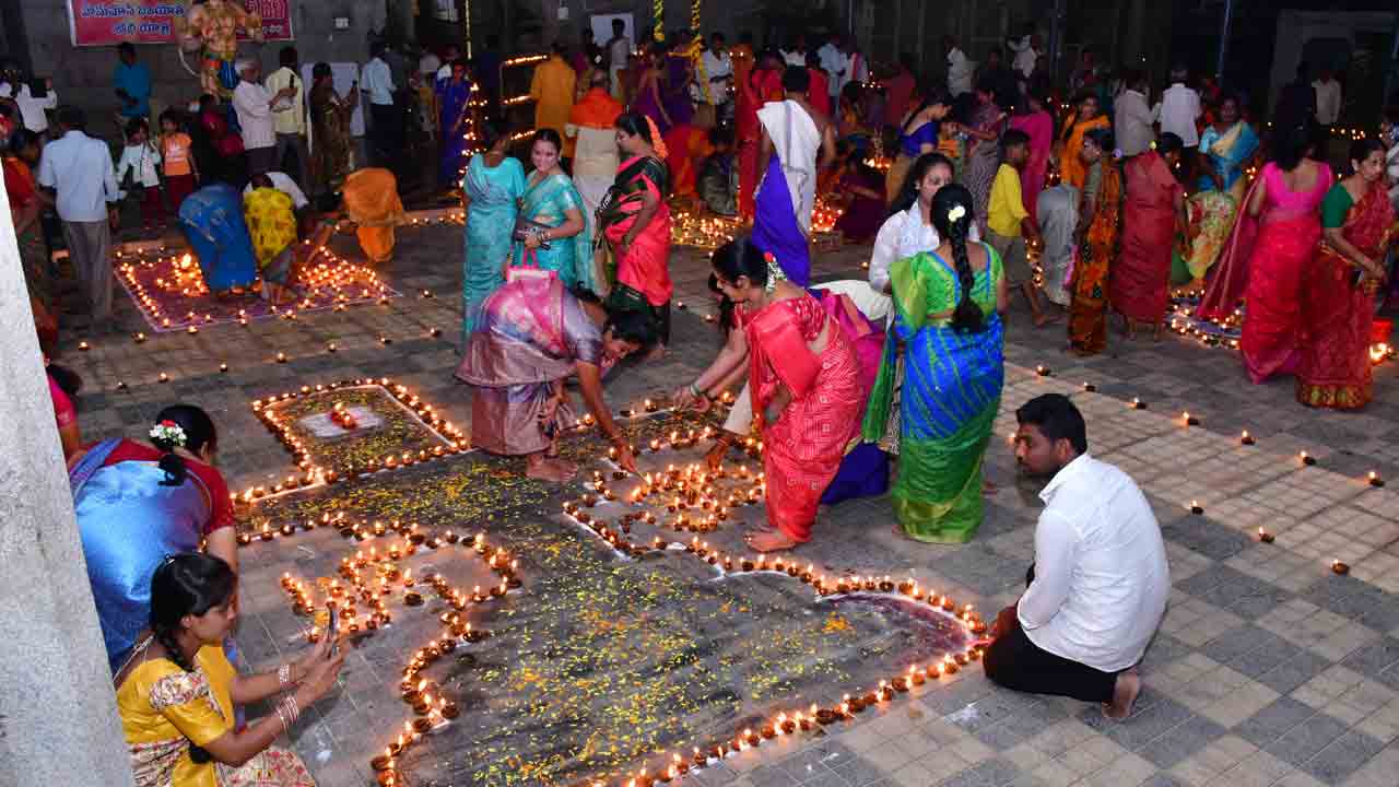 కార్తీక సందడి