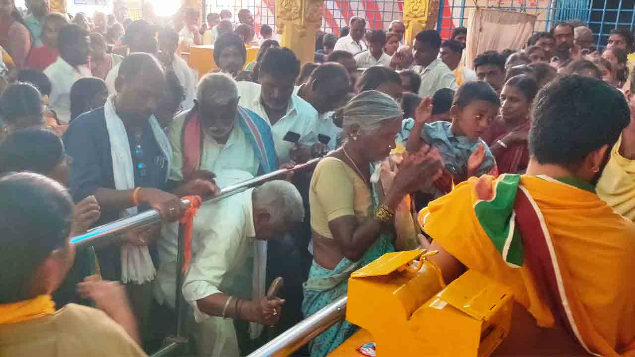 కిక్కిరిసిన కురుమూర్తిగిరులు