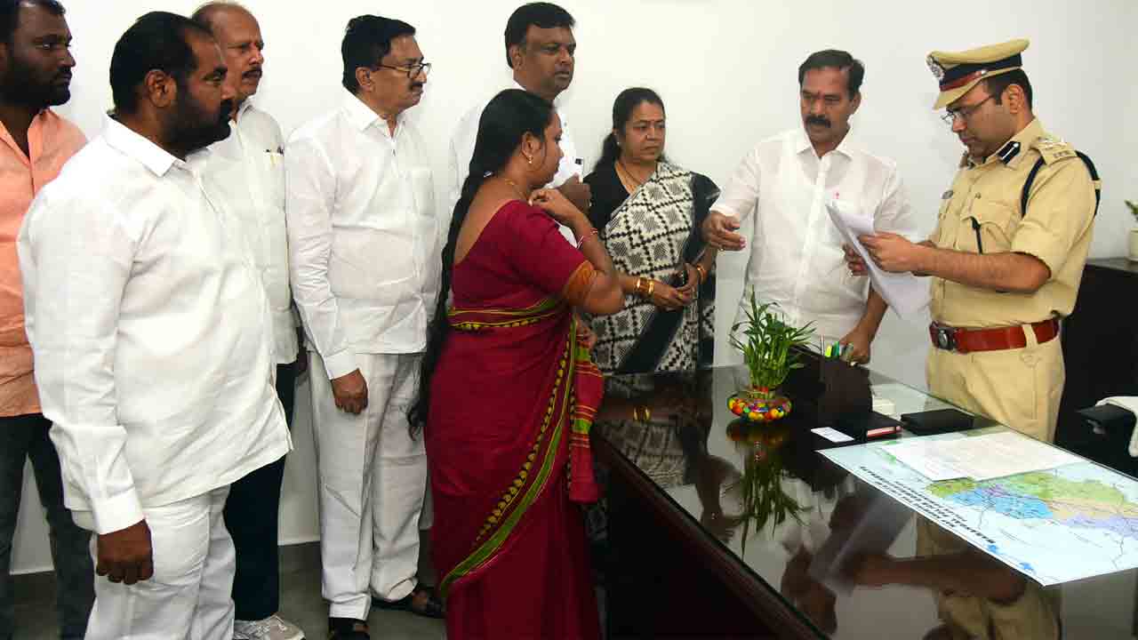 ఎమ్మెల్యే అనుచరులను శిక్షించాలి