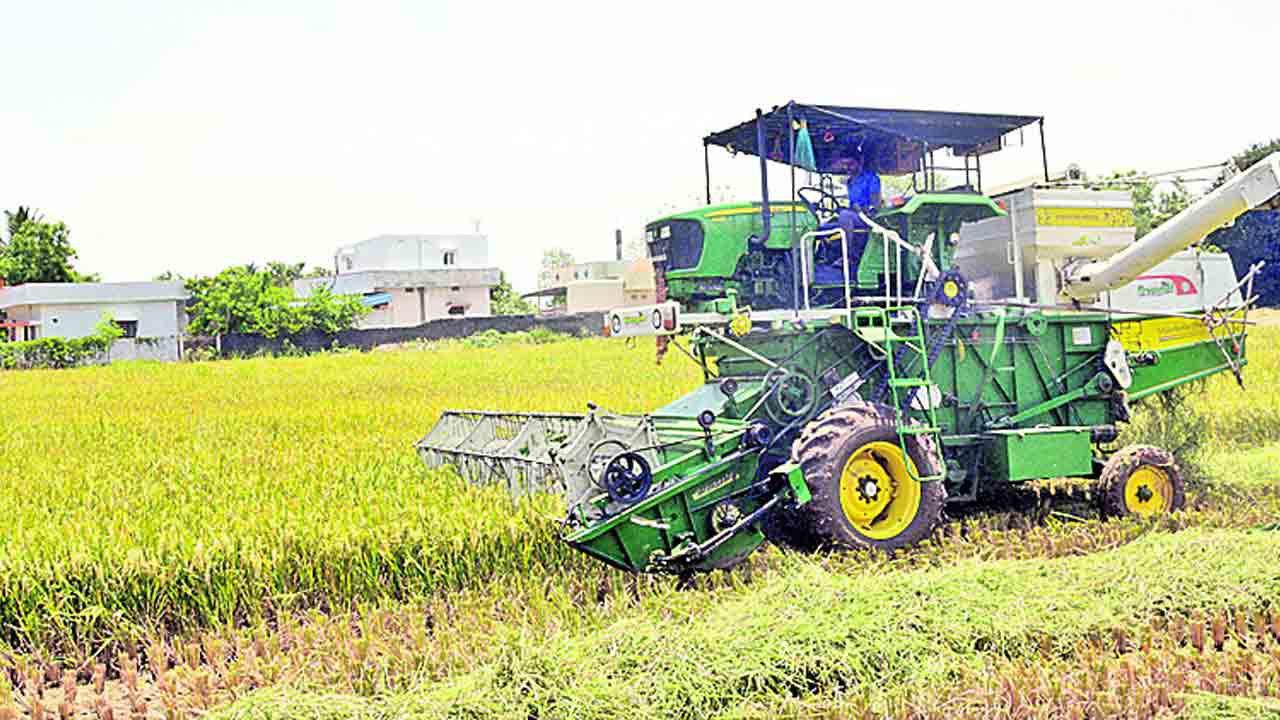 వరి కోత యంత్రాలకు యమగిరాకీ