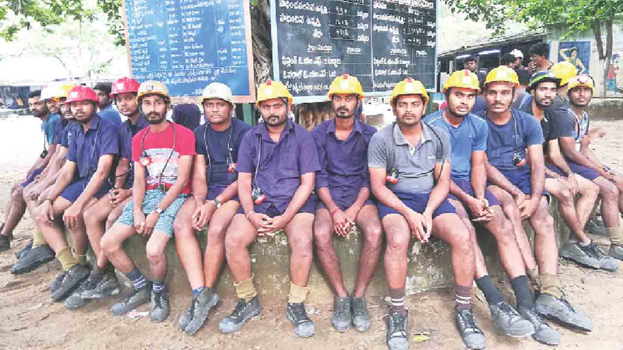 కడుపులో పెట్టుకొని కాపాడుకున్నరు..