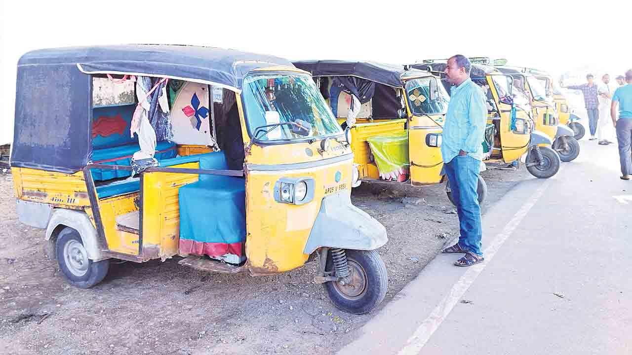 ఆటోవాలా.. బతుకు డీలా..
