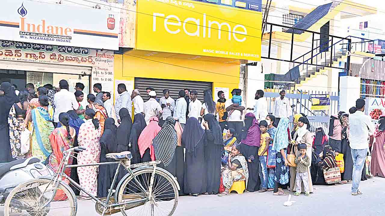 పుకార్లు.. షికారు.. ఏజెన్సీల ఎదుట బారులు..