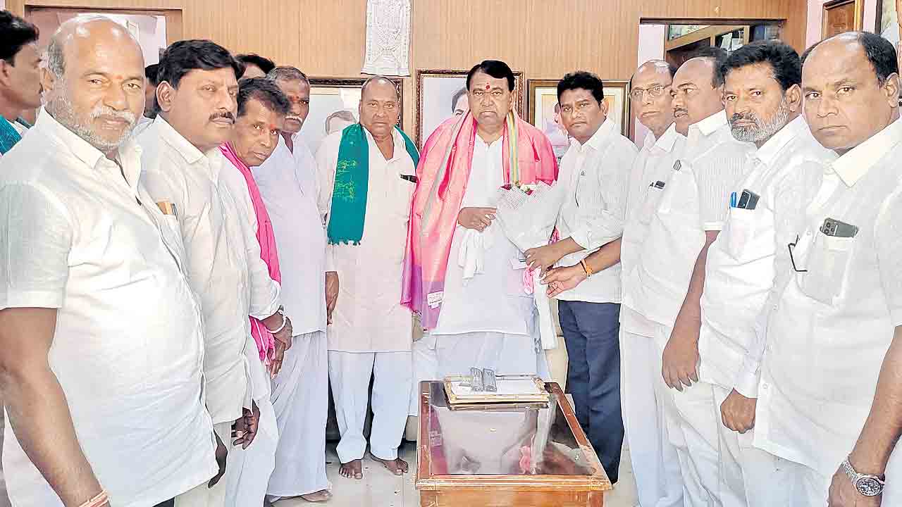 మాజీ స్పీకర్‌కు అభినందనల వెల్లువ