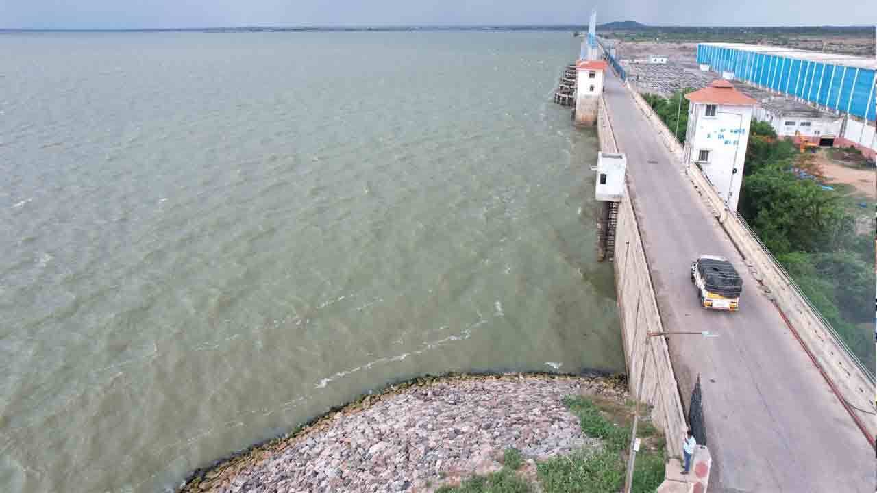 జూరాలకు నిలిచిన వరద