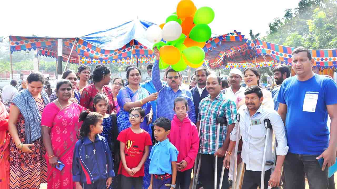 దివ్యాంగులు అన్ని రంగాల్లో రాణించాలి