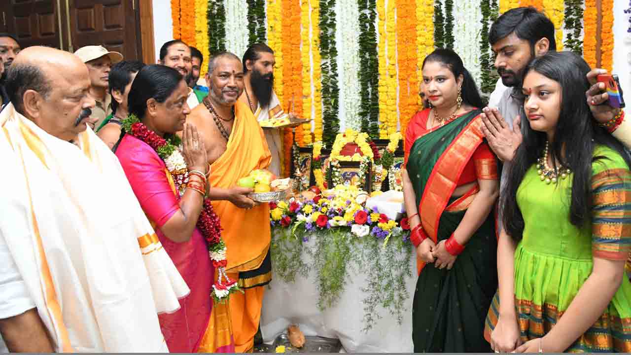 మంత్రి సురేఖ బాధ్యతల స్వీకరణ