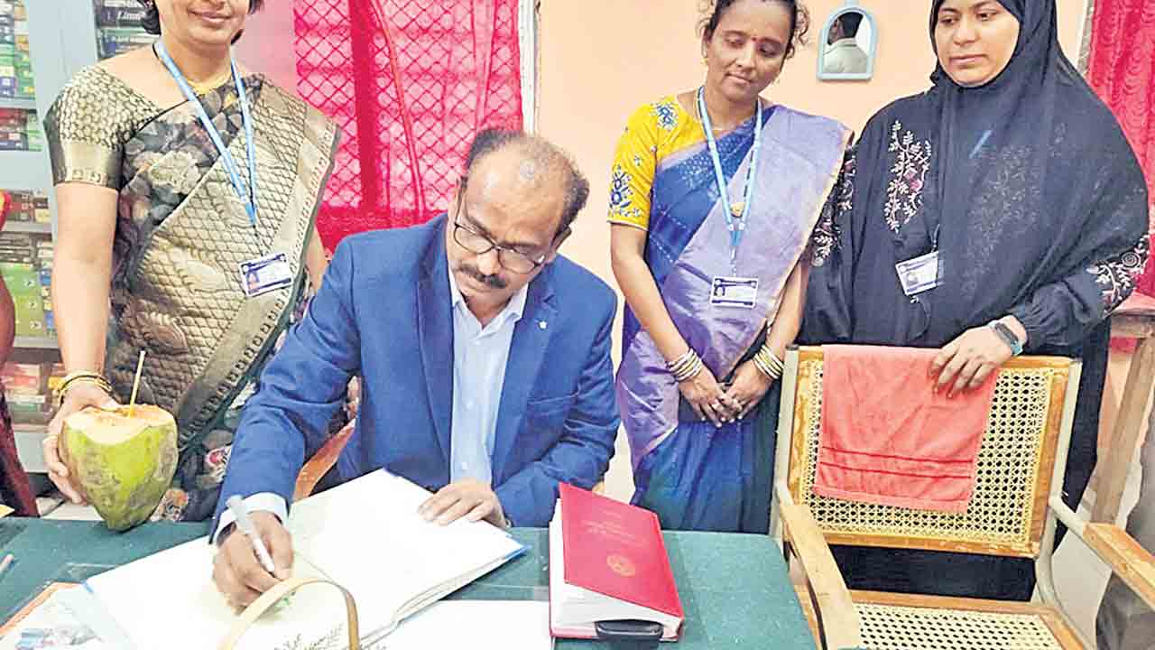 ప్రభుత్వ డిగ్రీ కళాశాలను సందర్శించిన న్యాక్‌ బృందం