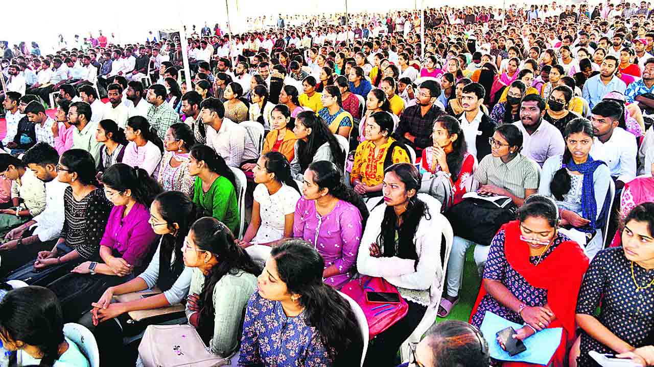 మెగా జాబ్‌మేళాకు 10వేల మంది..