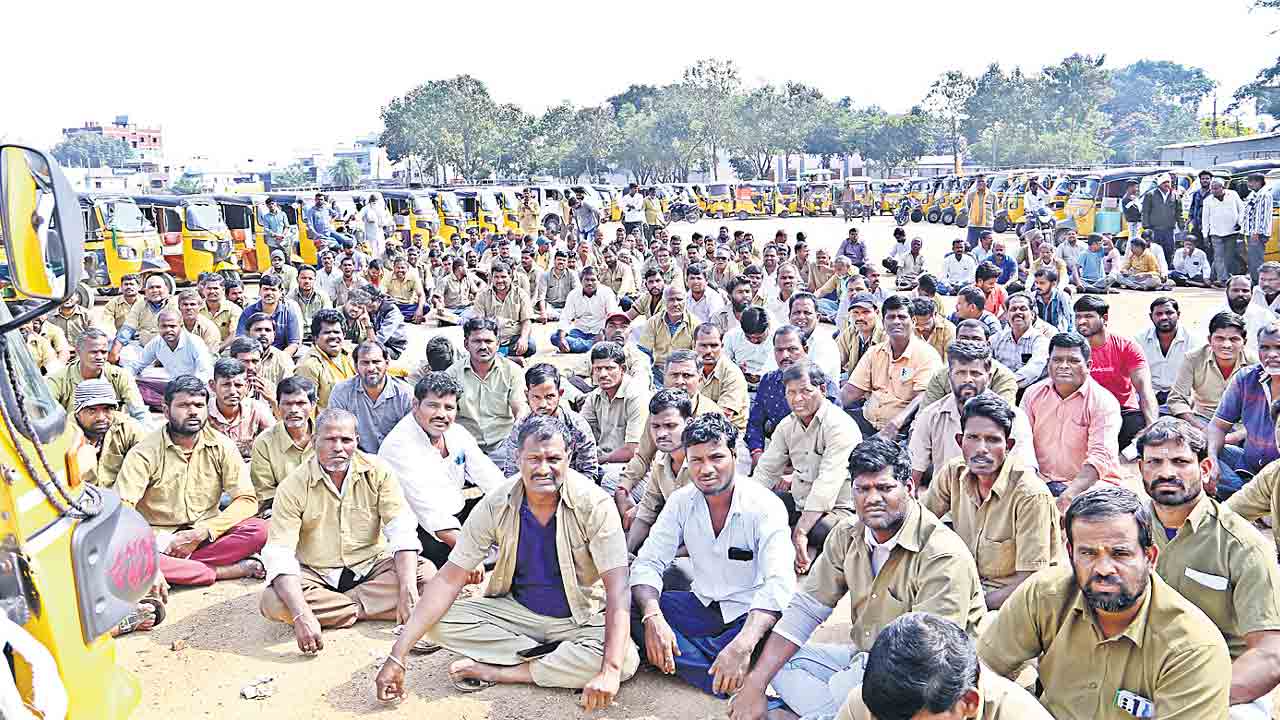 జీవనోపాధి కోల్పోతున్నాం..