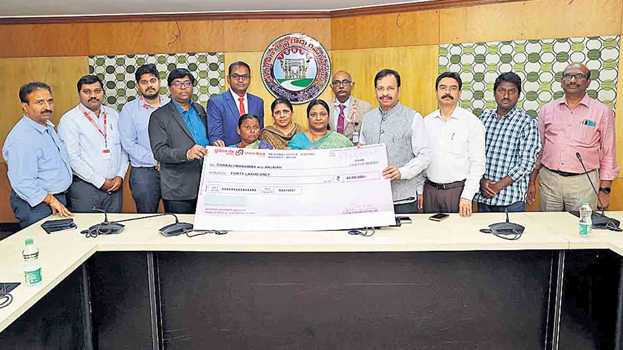 కండక్టర్‌ కుటుంబానికి అండగా ఆర్టీసీ