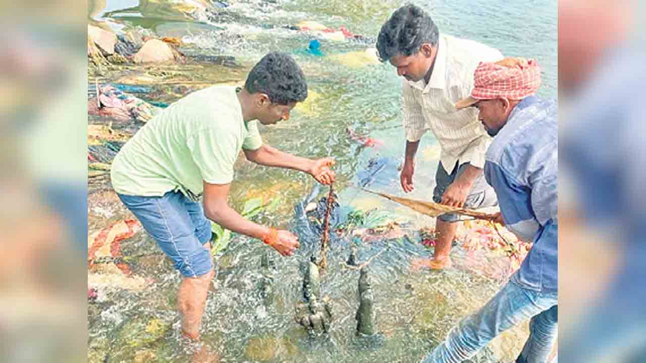 కృష్ణానదిలో పురాతన విగ్రహాల వెలికితీత