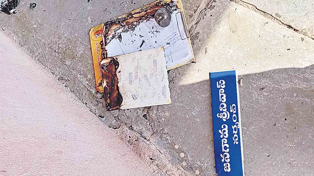 డబుల్‌ బెడ్‌ రూం ఇంటిని మంజూరు చేయాలని గొడవ..