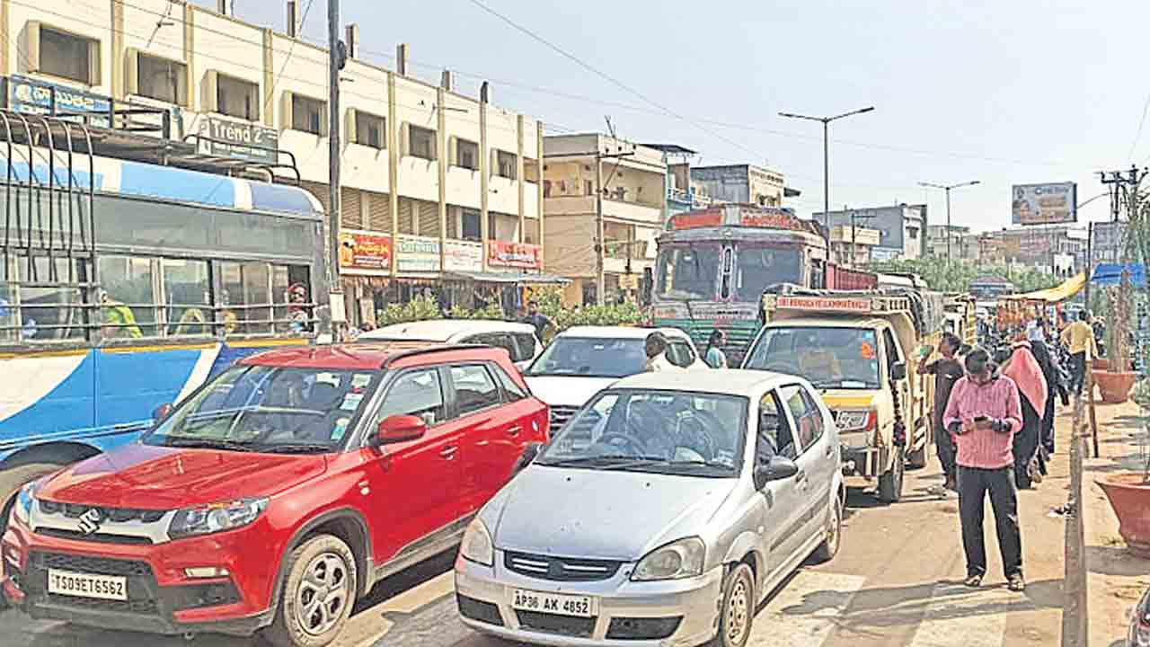 ఆటో డ్రైవర్ల బతుకులు అస్తవ్యస్తం