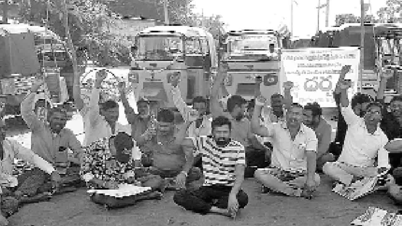 ఆటోడ్రైవర్ల కుటుంబాలను ఆదుకోవాలి