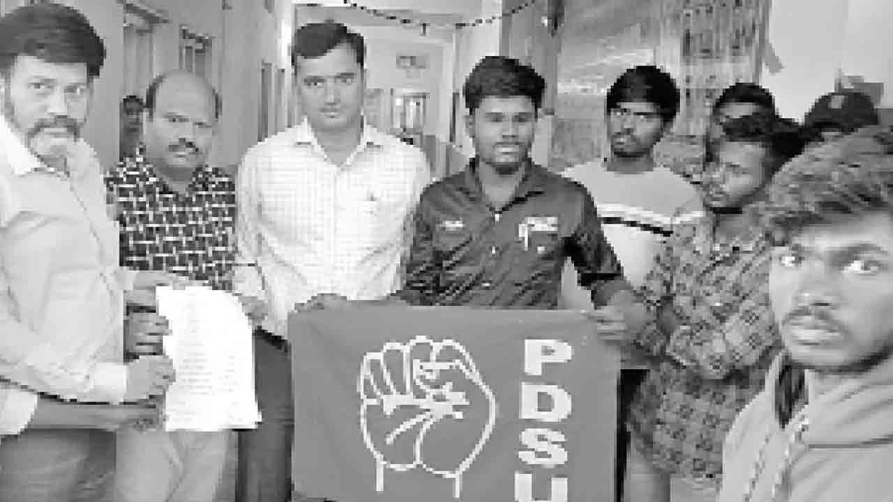 డిగ్రీ పరీక్షా కేంద్రాన్ని మార్చాలి