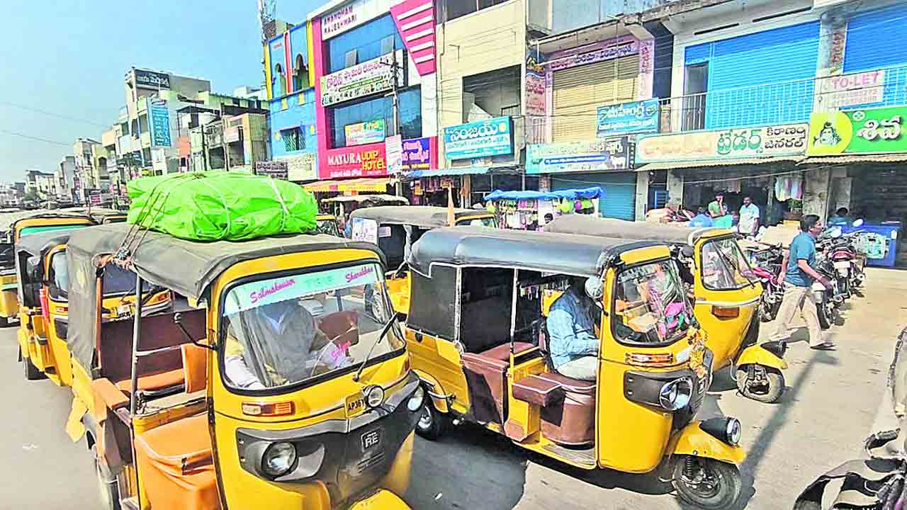 మహాలక్ష్మీ పథకంతో ఉపాధి కోల్పోయాం