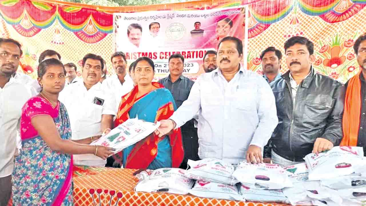 క్రిస్మస్‌ను సంతోషంగా జరుపుకోవాలి