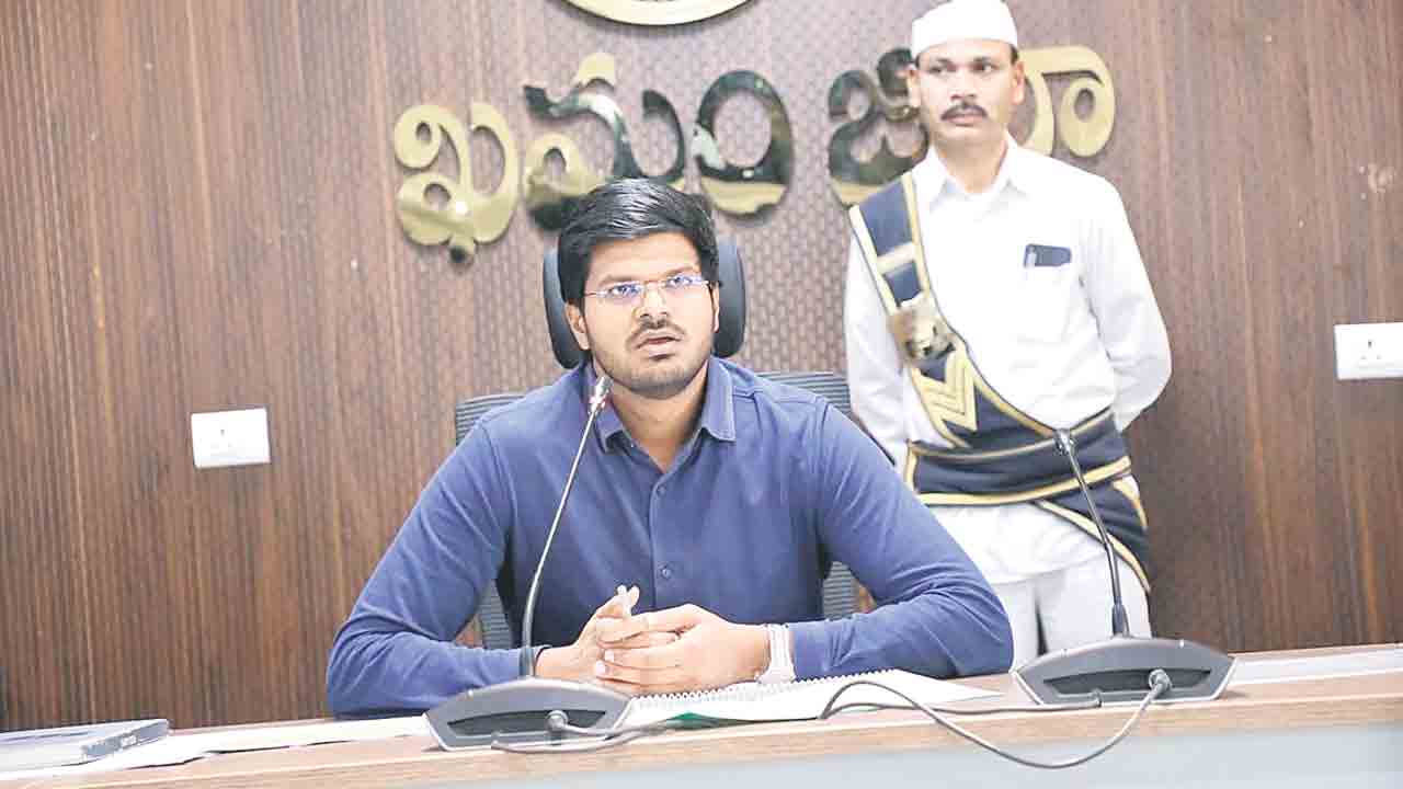 రెవెన్యూ సమస్యలు పరిష్కరించాలి