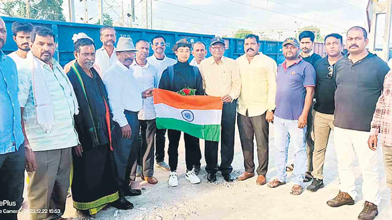 ఆర్మీ ట్రైనింగ్‌ పూర్తి చేసుకున్న ప్రీతి బసుకు ఘన స్వాగతం