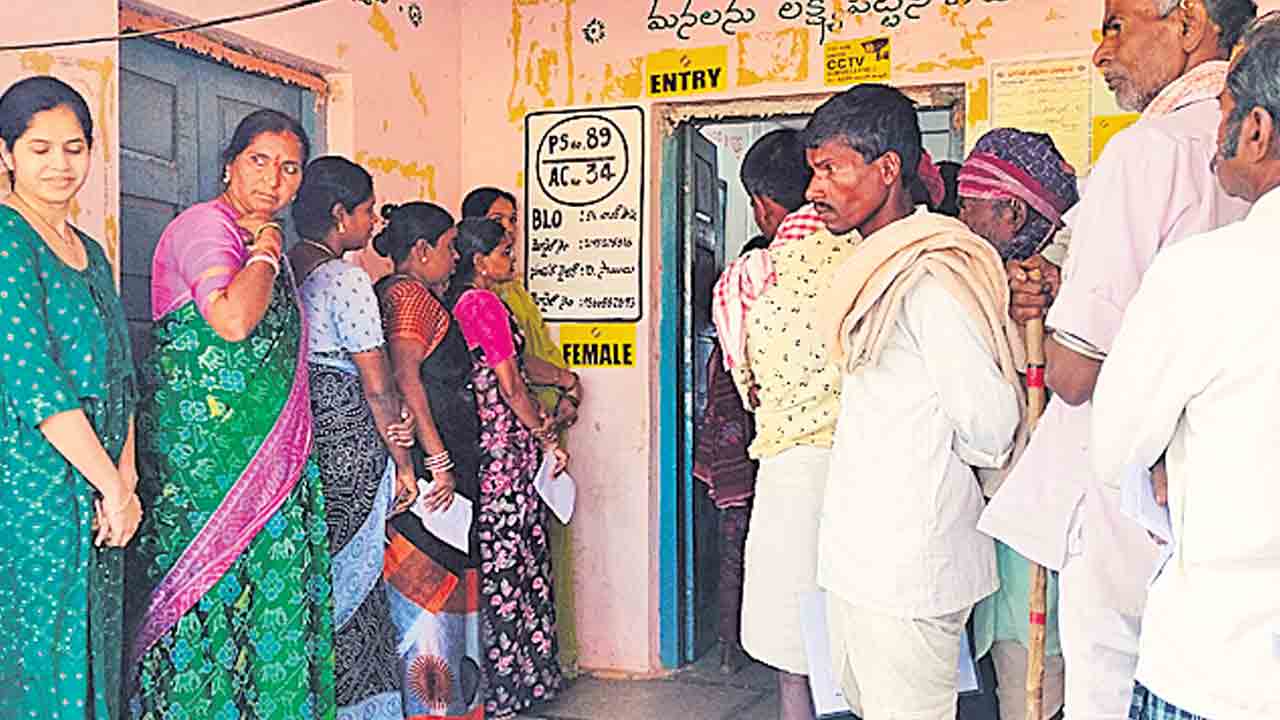 ఈవీఎంలలో అభ్యర్థుల భవితవ్యం