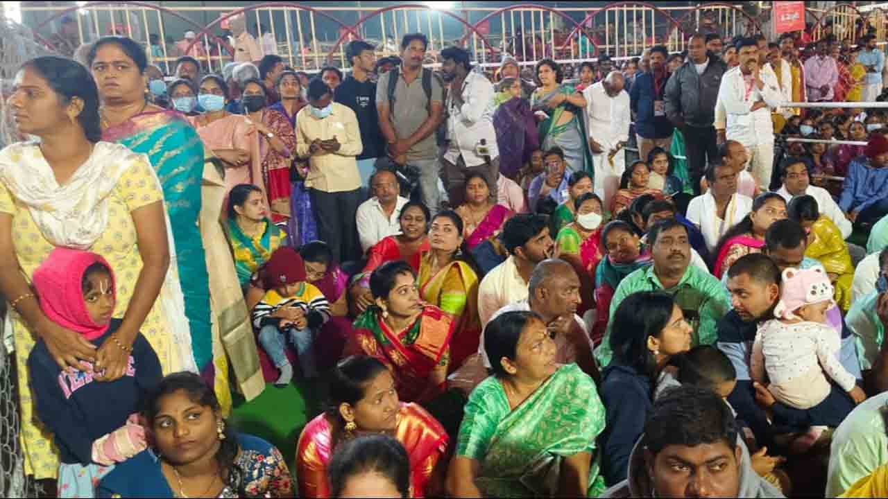 ఏర్పాట్ల లోపాలు.. భక్తుల పాలిట కష్టలు