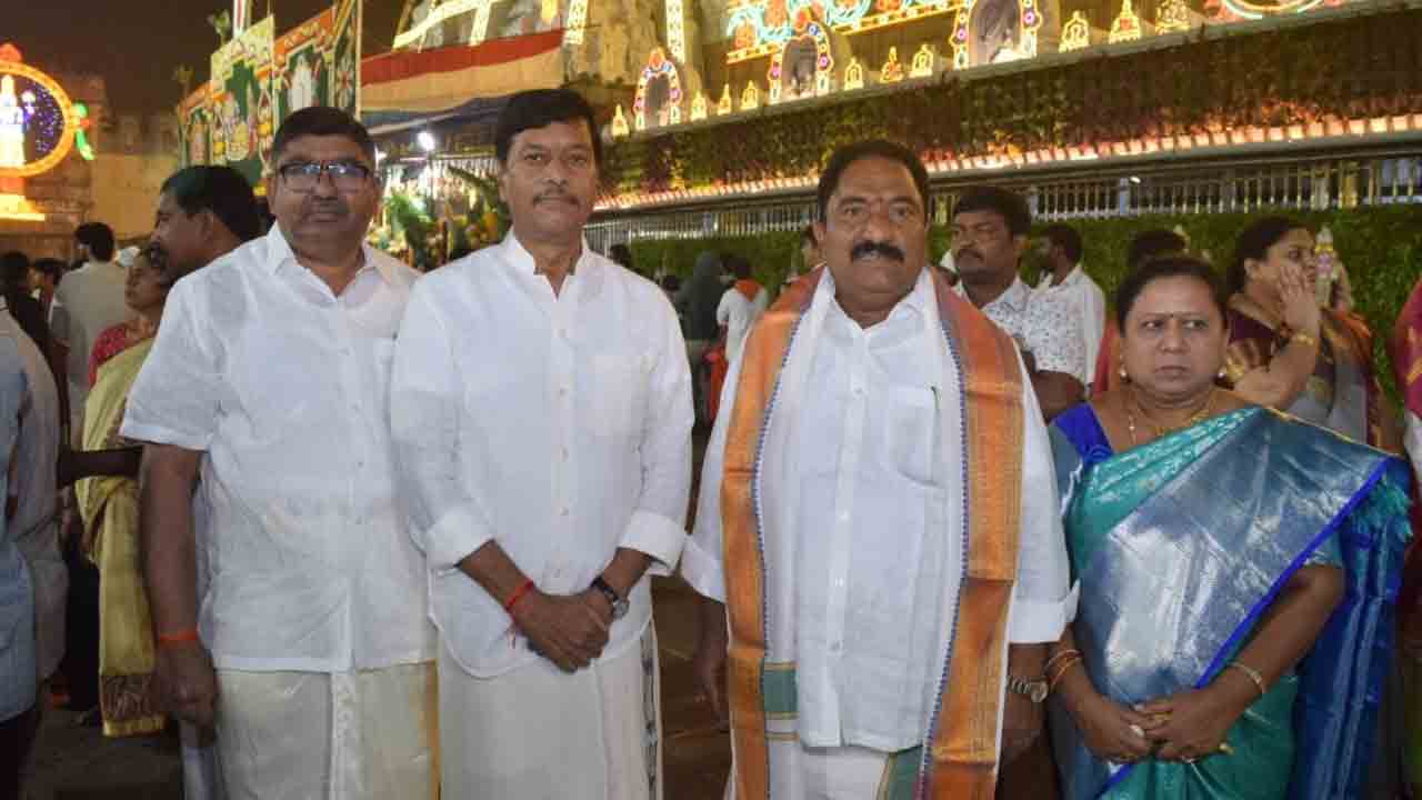 తిరుమలేషుడిని దర్శించుకున్న పార్థసారథిరెడ్డి, సండ్ర