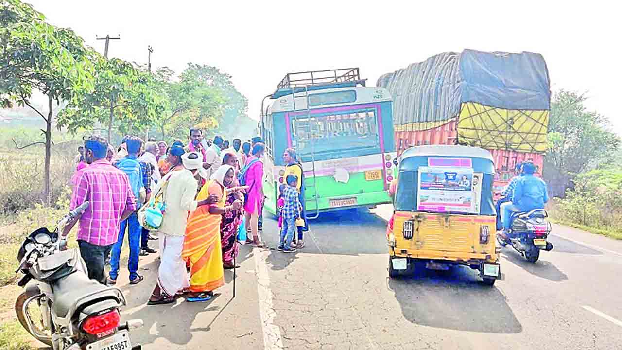 రన్నింగ్‌లో ఊడిన బస్సు టైర్లు