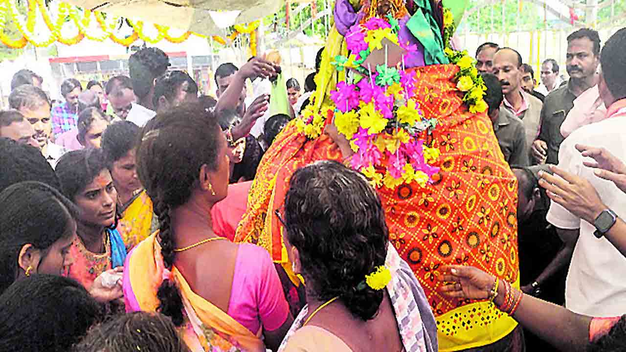 కిటకిటలాడిన మేడారం