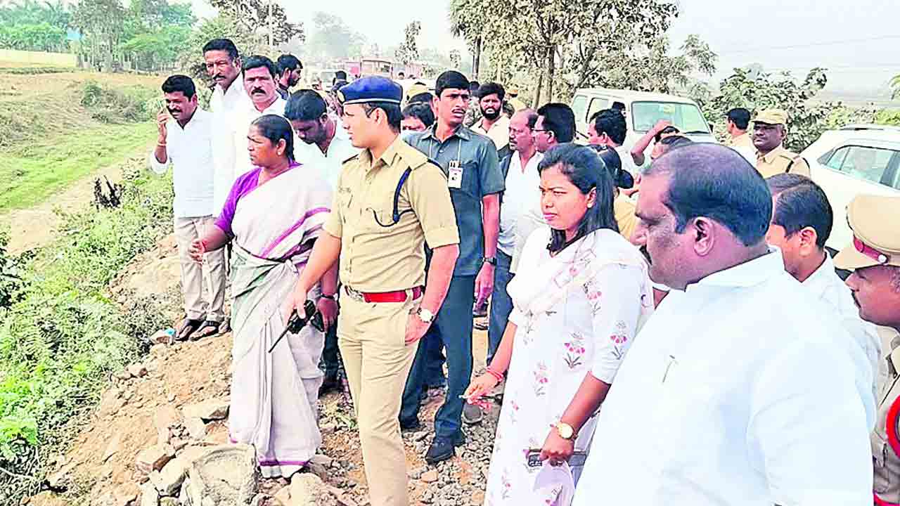 అభివృద్ధి పనుల్లో వేగం పెంచాలి