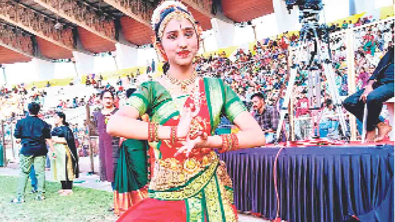 కూచిపూడిలో నల్లమల విద్యార్థిని ప్రతిభ