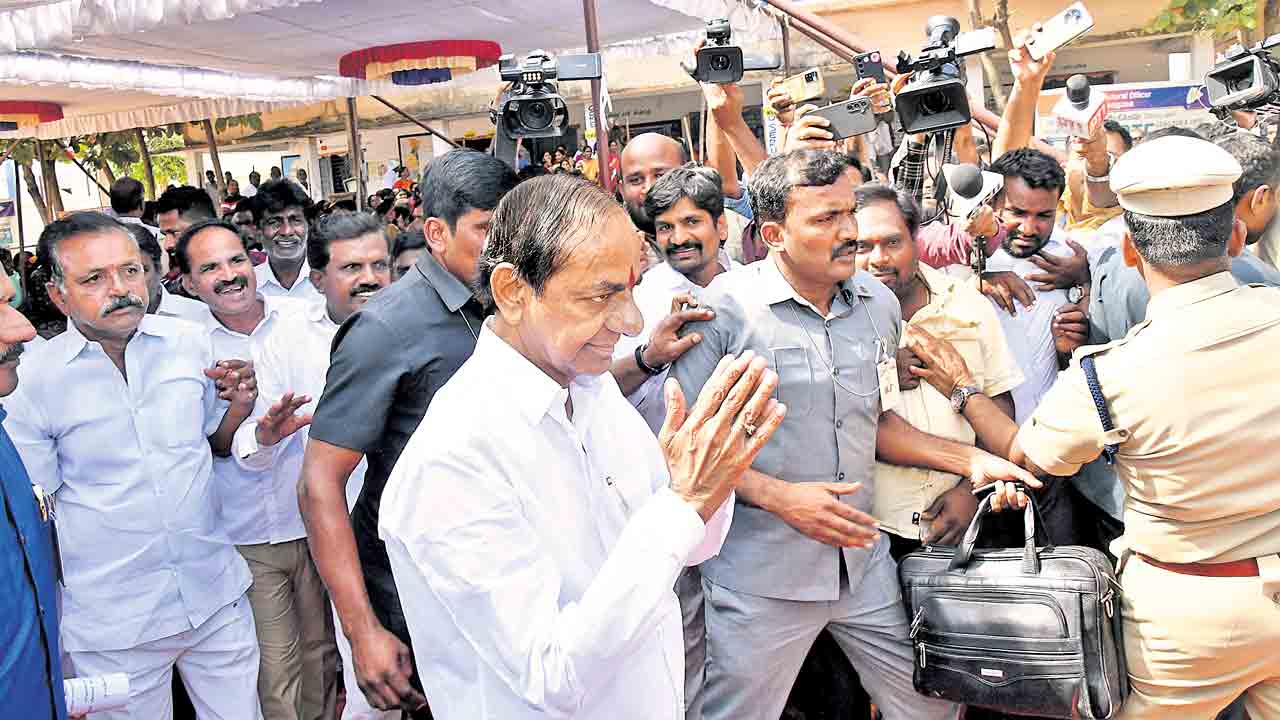 పల్లెకు వచ్చి.. ఓటేసి..