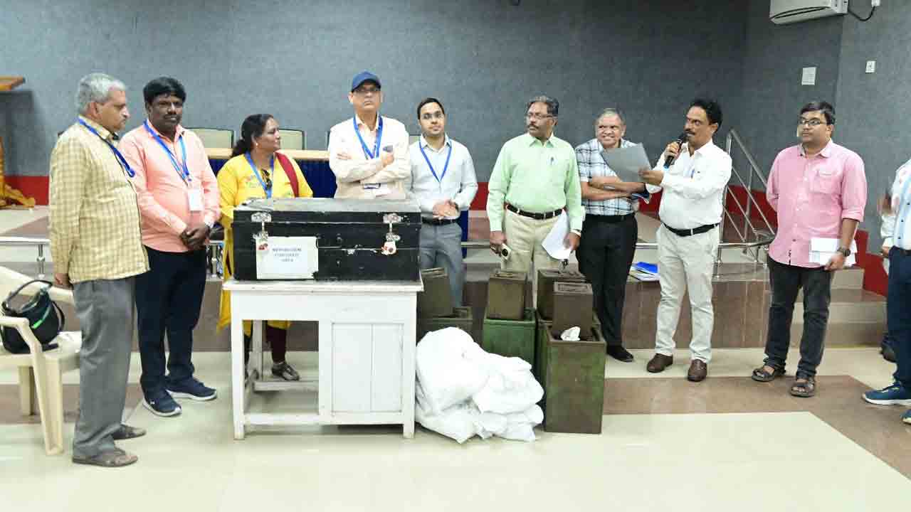 ఎన్నికల సామగ్రి పంపిణీ