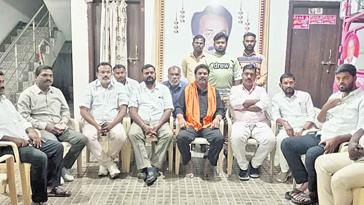 మహిళా ఎమ్మెల్యేకు ఇచ్చే గౌరవం ఇదేనా..?