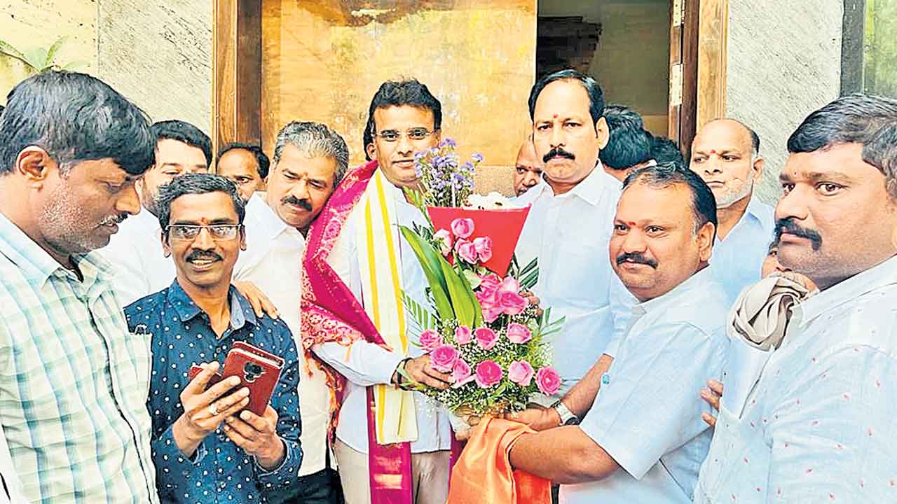 ఎమ్మెల్యే కేపీ వివేకానంద్‌ను కలిసిన పార్టీ శ్రేణులు