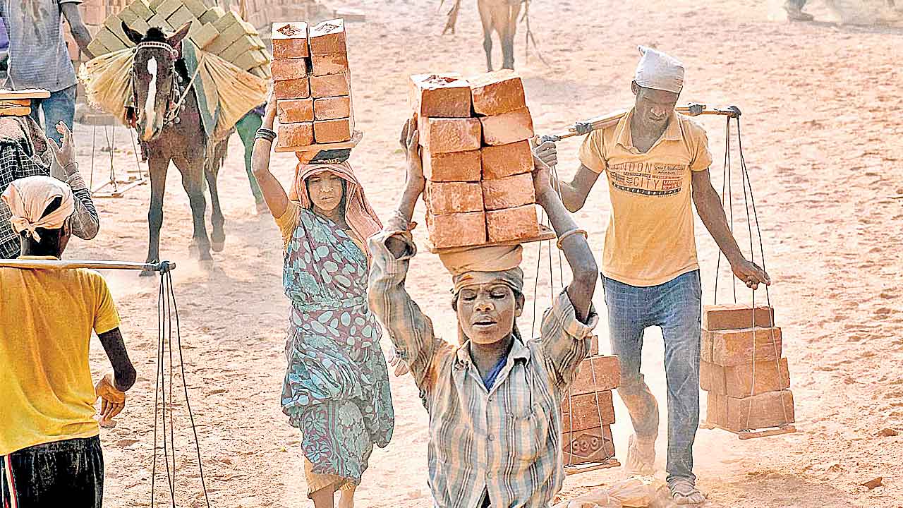 Migrant Labourers | నయా బానిసత్వానికి విముక్తి ఎన్నడు?