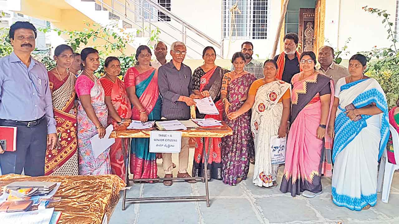 అవసరమైన ఫారాలు అందిస్తాం