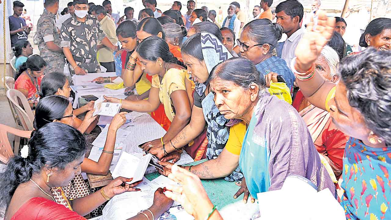 Prajapalana | ఆన్‌లైన్‌ కాలంలో లైన్లు!.. ప్రజాపాలనలో ప్రజలకు తప్పని ఇబ్బందులు