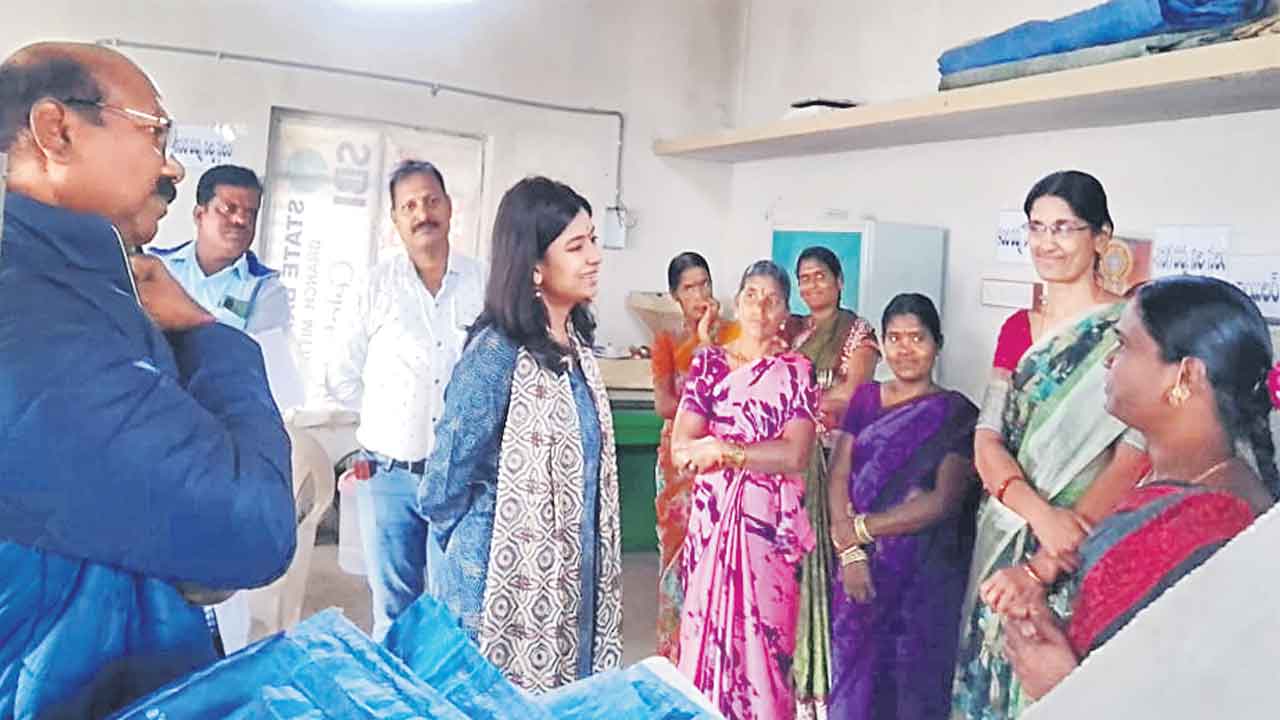 మహిళలు ఆర్థికాభివృద్ధి సాధించాలి
