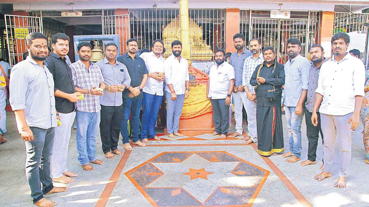 అభిమాన నేత కోసం