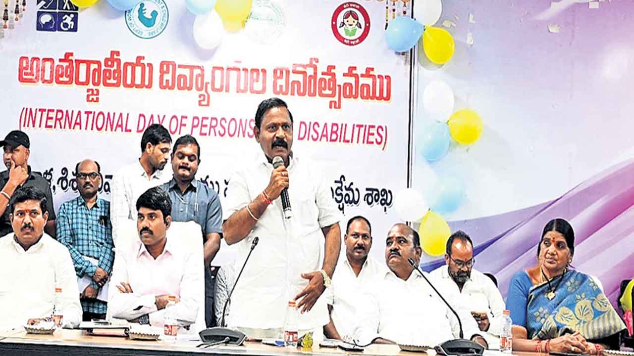దివ్యాంగులు అన్ని రంగాల్లో రాణించాలి