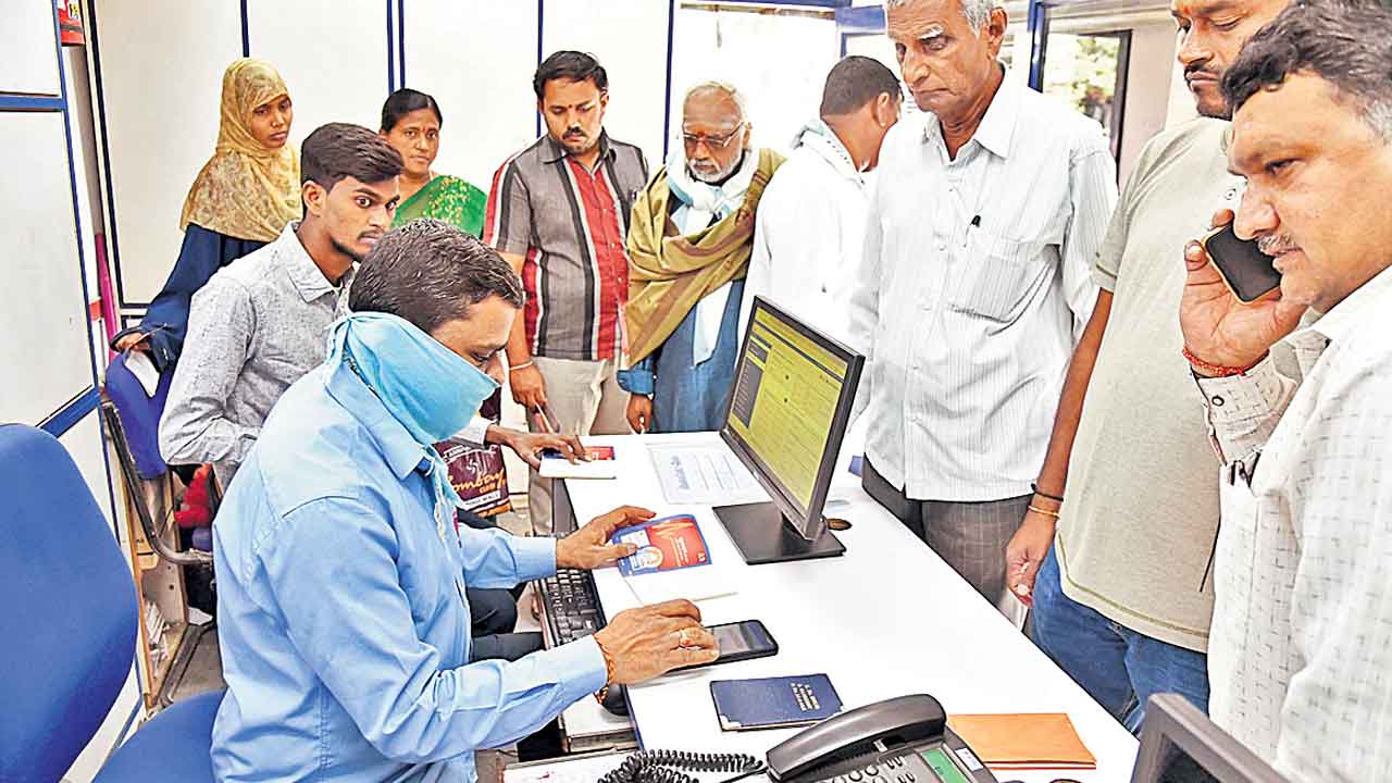 ఏజెన్సీల వద్ద ఎదురు చూపులు