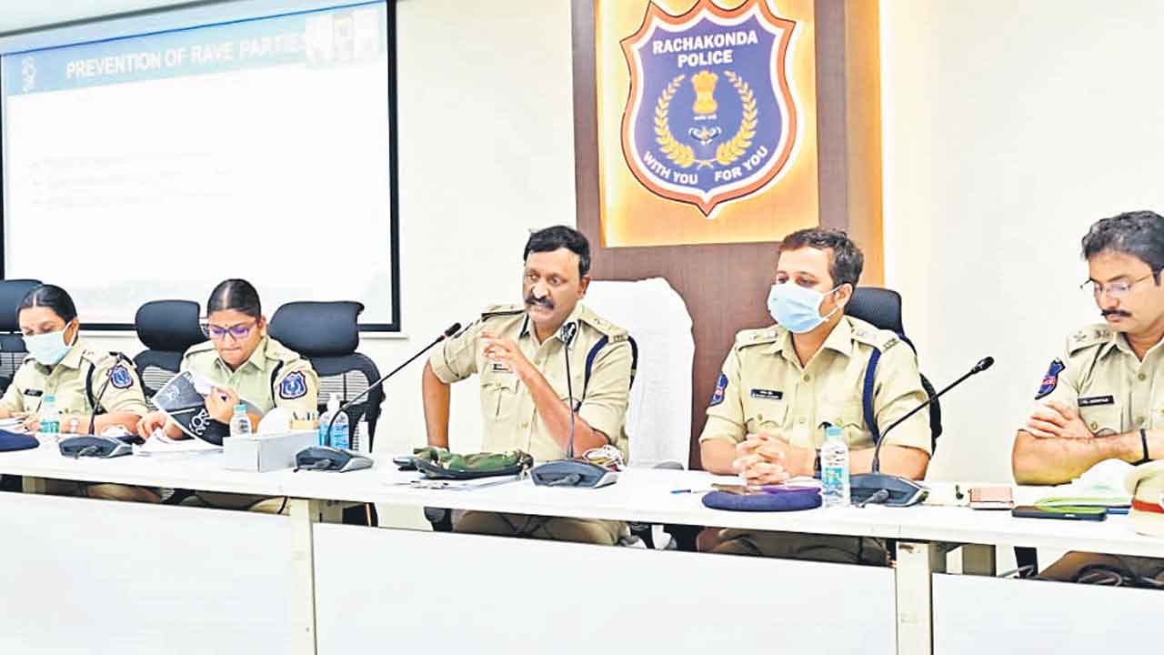 నూతన సంవత్సర వేడుకలపై ప్రత్యేక నిఘా