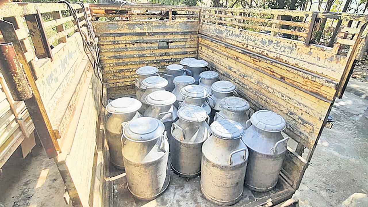 క్వాలిటీ పేరిట పాలు తిరస్కరణ