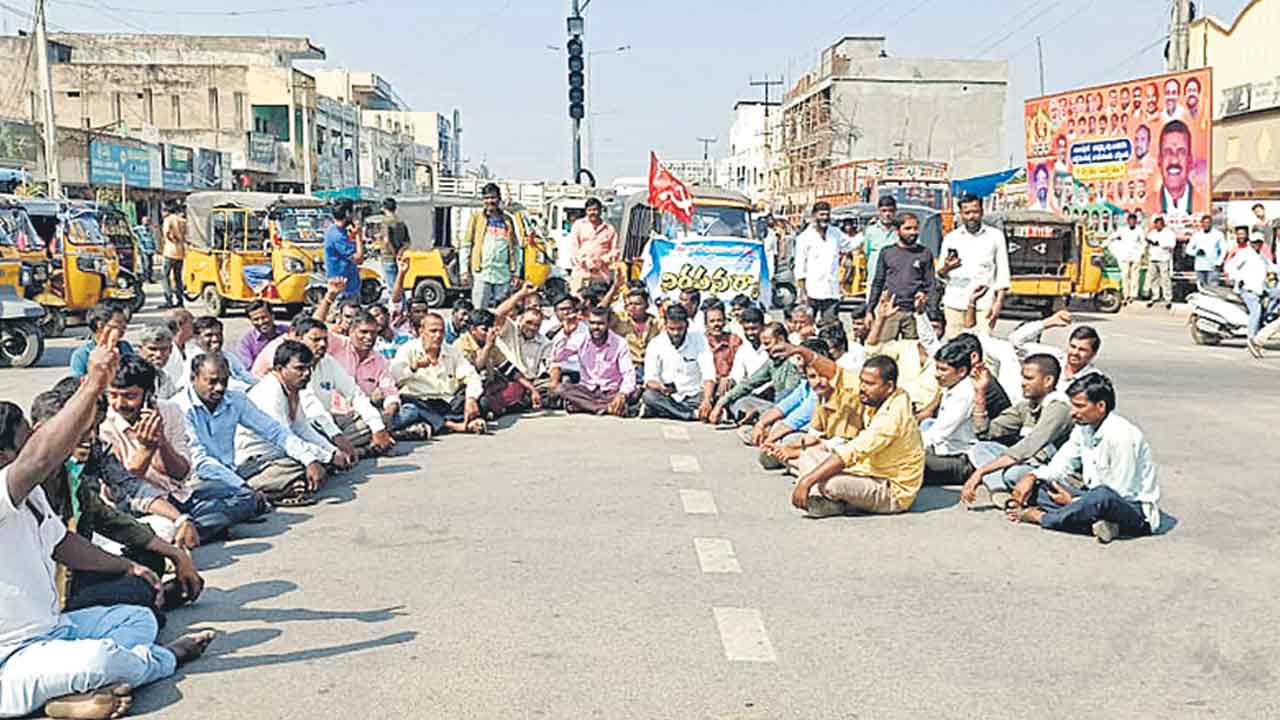 మా కుటుంబాలను పోషించుకునేదెట్ల?