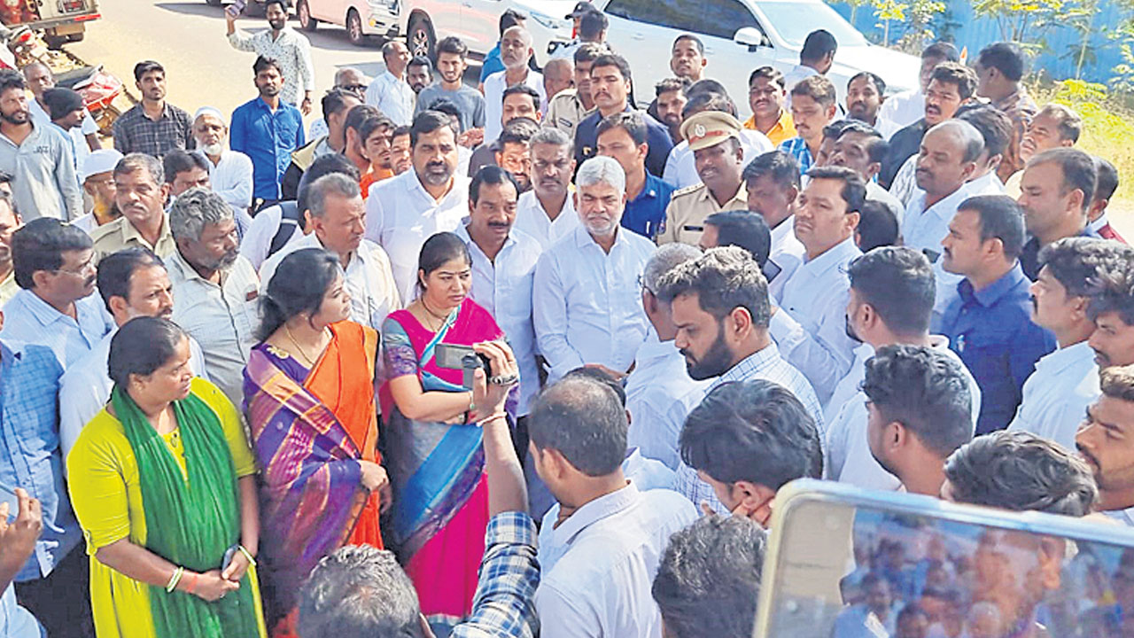 చెరువులోకి దూసుకెళ్లిన కారు ఒకరు మృతి