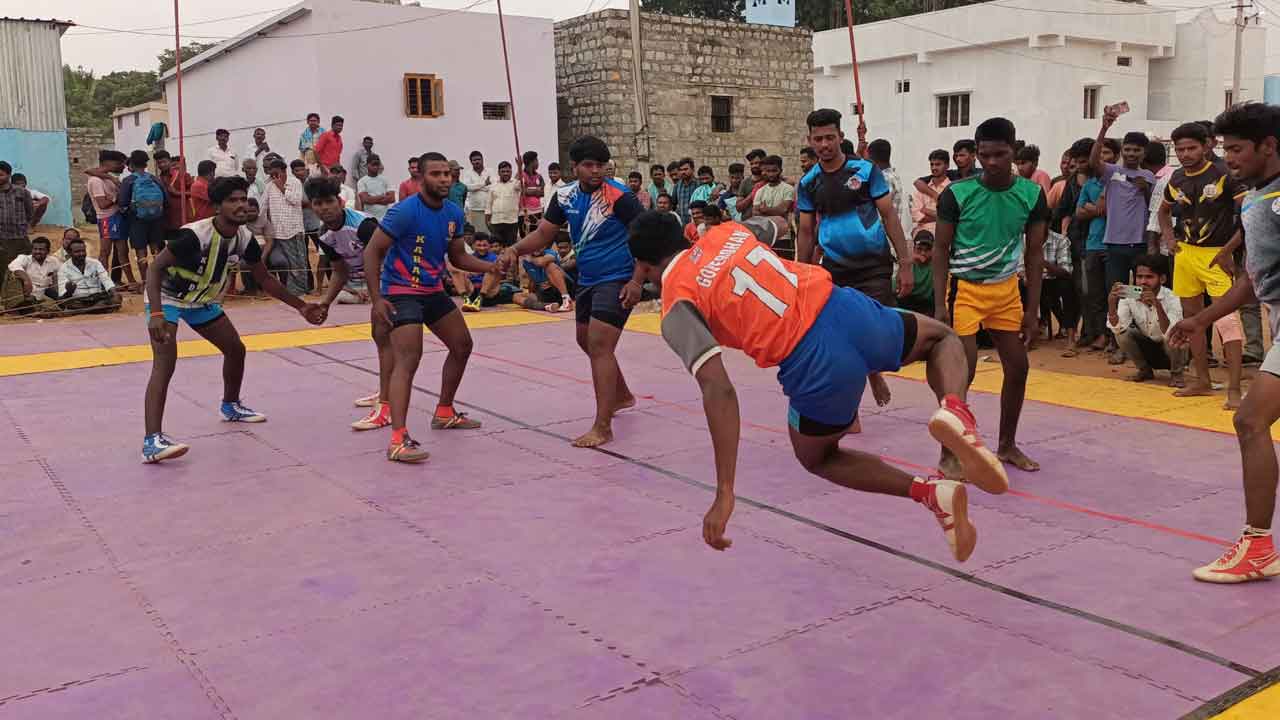 హోరాహోరీగా..