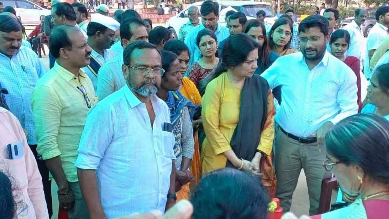 ప్రతి దరఖాస్తును అధికారులు స్వీకరించాలి