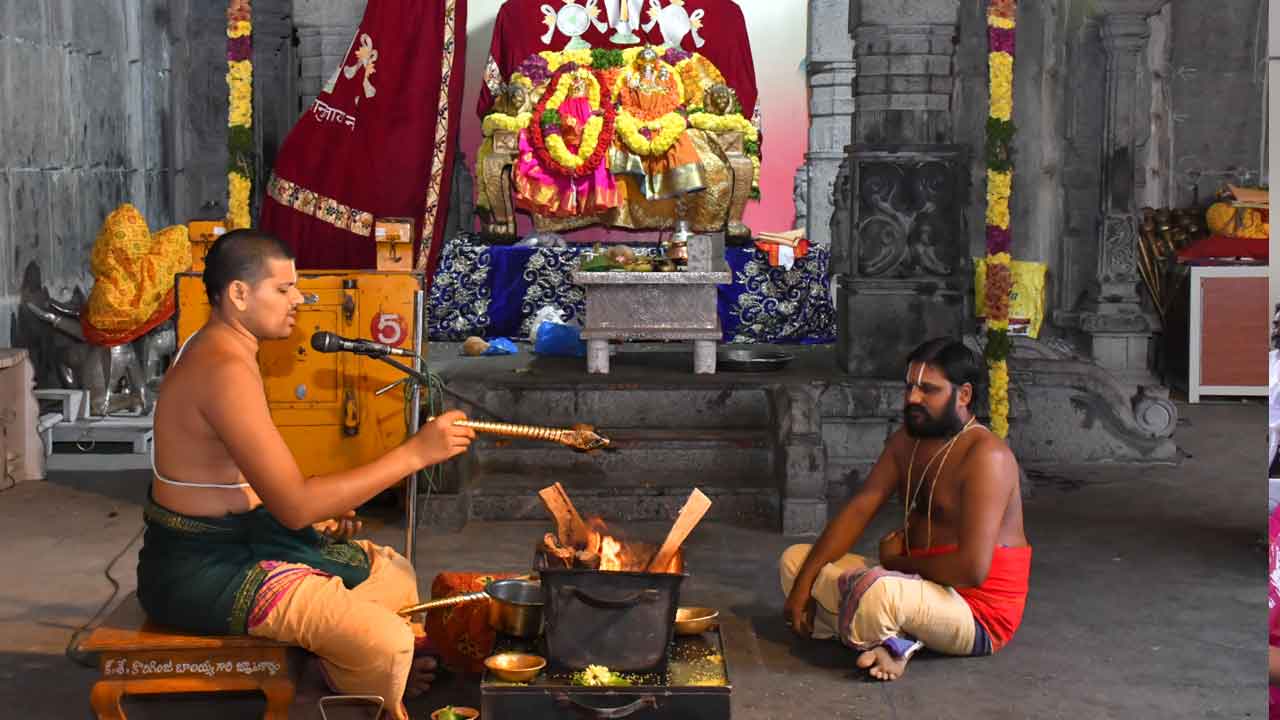 లక్ష్మీనరసింహస్వామికి నిత్యారాధనలు